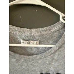 Abercrombie & Fitch Gray Long Sleeve Graphic‎ Tee Scoop Neck Curved Hem Small thumbnail 6