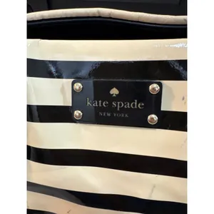 Kate Spade New York‎ Striped Patent Leather Tote Bag Black Cream thumbnail 6