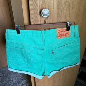 Levis Lime Green Rolled Denim Shorts Size 30 thumbnail 2