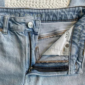 AMERICAN EAGLE Women’s AE Strigid Mom Jean in Blue Breeze Wash Denim Size 4L thumbnail 13