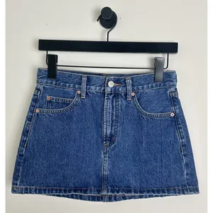 ARITZIA Denim Forum The ‘90s Vintage Micro Denim Skirt in Dark Bleu Eyeshadow thumbnail 2