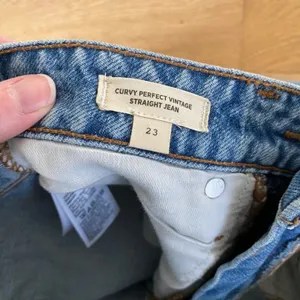 Madewell - Curvy Perfect Vintage Straight Leg Jeans in Blue thumbnail 2