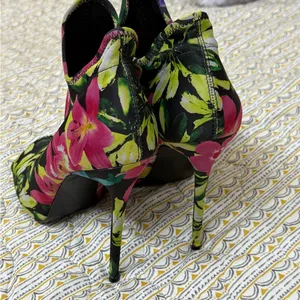 Steve Madden Floral Black Pink Green Heels thumbnail 5