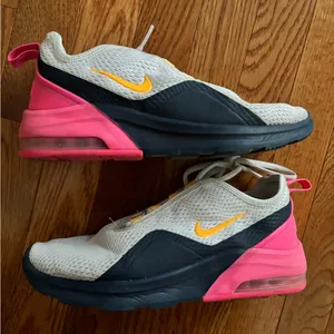 Nike Women’s AirMax Motion 2 Sneakers White Blue Pink thumbnail 2