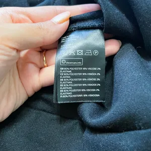 H&M Divided Pleated Mini Skirt Size 2 in Black thumbnail 4