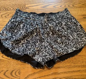 Lululemon Choose A Side Short  Reversible Chirasu Black thumbnail 1
