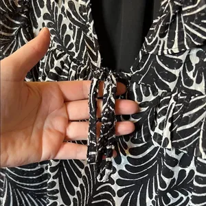 LOFT Black &‎ White Leaf Print Blouse Small Long Sleeve Ruffles Lined Textured thumbnail 11