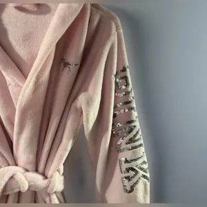 Victoria’s Secret PINK Plush Robe Sequin Logo Sherpa Hood XS/S Spa Bathrobe thumbnail 5