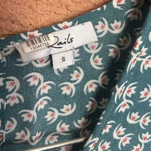 Rails Short Sleeve Sophia Romper in Teal Lotus Floral Size Small RTR thumbnail 5