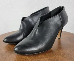 Vince Camuto Vyammi Womens Ankle Bootie Size 9.5 Black V-cut Leather Heeled Boot thumbnail 1