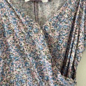 Revolve ASTR the Label Flutter Sleeve Pink and Blue Floral Wrap Blouse women’s medium thumbnail 13