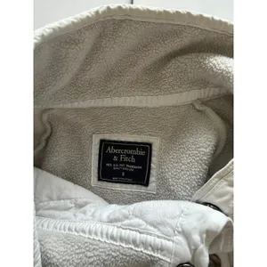 Abercrombie & Fitch Asymmetrical Snap Quilted Fleece Pullover Cream‎ Small thumbnail 3