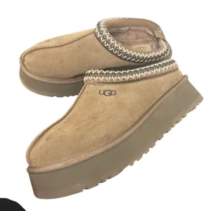UGG WOMEN TAZZ SAND SHEARLING SUEDE PLATFORM sz 9 thumbnail 1