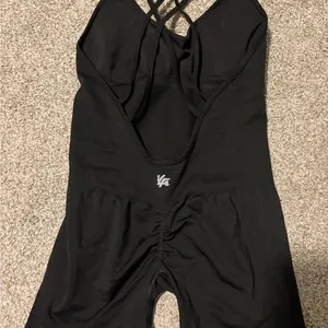 YoungLA Women’s Black Bodysuit Shorts Scrunch Size Medium EUC Seamless Core thumbnail 4
