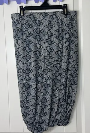 EUC Stone &‎ Sky women’s gray reptile print patterned soft stretch twist skirt S thumbnail 1