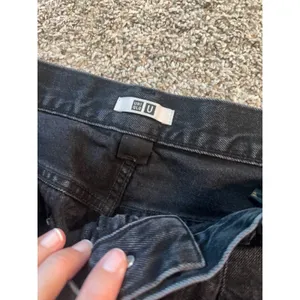 Uniqlo U Pleated Wide-Leg Jeans Black High Rise Denim 221-471631 Size 29 thumbnail 4