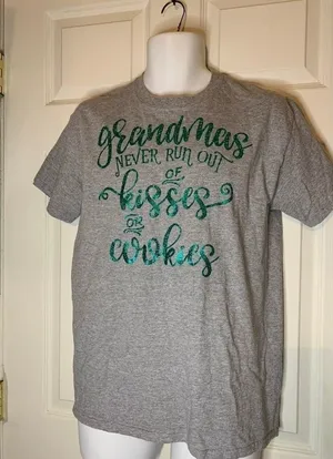 Gildan DEZ) Women's size Medium M tee Grandmas never run‎ out of kisses Shirt tshirt thumbnail 1
