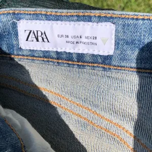 Zara Jeans Womens 6 Denim Straight Leg Cropped Light Wash Raw Hem thumbnail 4