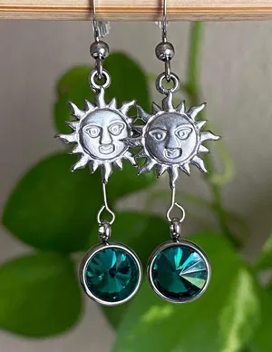 stainless steel sun & green glass beads boho retro vintage style dangle earrings🌞💚 thumbnail 5