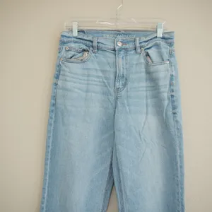 American Eagle Women's 8 Regular Light Wash High Waisted Straight Leg Jeans thumbnail 2
