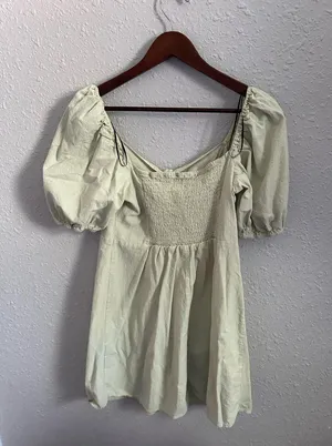 H&M Green dress with puffy sleeves and a tie detail thumbnail 6