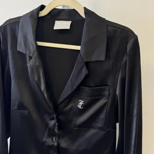 Juicy Couture Black Satin Feather Trim Pajama Top Rhinestone JC‎ Logo Mens Small thumbnail 5