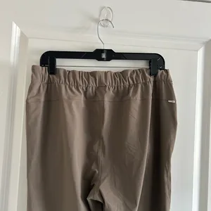 NWOT Vuori Cropped High-Rise Straight Pants in Taupe thumbnail 9