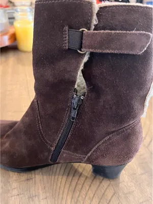 Clarks Enfield Sari Women’s Size 9.5 Brown Suede Shearling Trim Ankle Boots thumbnail 5
