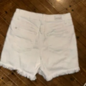 Judy Blue distressed white cutoff overlap raw hem S shorts thumbnail 3