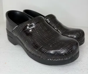Dansko Black clogs with subtle grid pattern #clogs #comfort size 40 USA 9.5-10 thumbnail 1