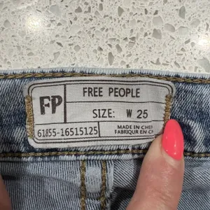 Free People 25 Skinny Jeans Light Acid Wash Fringe Hem Distressed OB661483 Boho thumbnail 9
