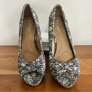 Dexflex Comfort Womens Black White Floral Cork Wedge Peep Toe Sandals Size 7W‎ thumbnail 4