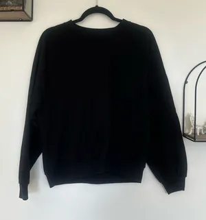 Gap Black Long Sleeve Woman’s Crewneck Sweater Size Medium‎ thumbnail 1