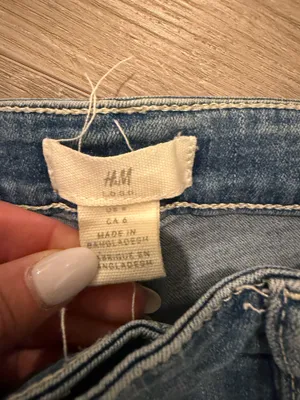 H&M L.O.G.G. Women’s High Waisted Slim Straight Jeans Size 6 Enhance your everyday wardrobe with these versatile H&M L.O.G.G. jeans. Featuring dorna flattering high-rise silhouette and a classic slim straight-leg fit, these jeans offer a timeless look that pairs perfectly with sneakers or boots. The medium-wash denim includes light whiskering and fading for a subtle, lived-in aesthetic. • Condition: Excellent, like-new condition with no flaws. • Size: US 2 / CA 6 (Fits like a Women’s Size 6). • Style: Five-pocket styling with a secure zip fly and button closure. Comfortable, durable, and ready for any season! thumbnail 2