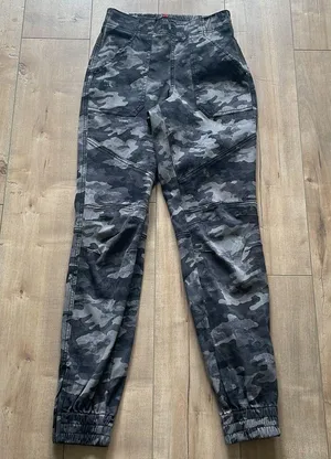 NEW Spanx Blackwash Camo Stretch Twill Cargo Jogger Pants Sz XS thumbnail 4