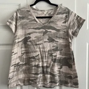 Dylan Camo V-Neck T-Shirt Womens Size S Pink Grey Camouflage Slub Cotton Top thumbnail 1
