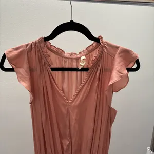 Grade & Gather Dusty Rose V-Neck Flutter Sleeve Tiered Midi Dress thumbnail 3
