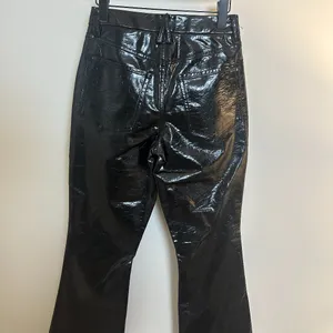 GOOD AMERICAN Good Legs Croc Embossed Faux Leather Flare Pants in Black US 26 thumbnail 6