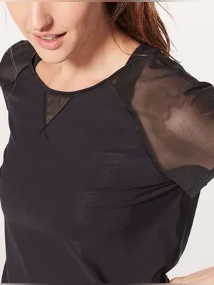 Lululemon Mix & Mesh Short Sleeve Tee Size 4 Black Tie Back Workout Pilates Yoga thumbnail 3
