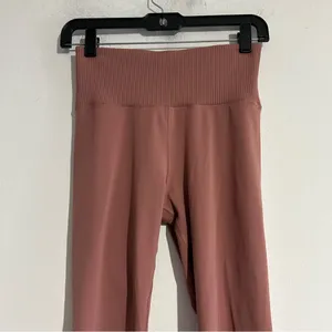 Vuori Rib Studio Leggings 7/8 Mauve Size Small Athletic Workout Gym Yoga Casual thumbnail 3