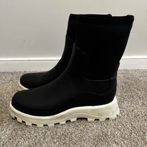 Hunter Women’s City Explorer Short Rain Boots, Black/Shaded White Size 9 thumbnail 3