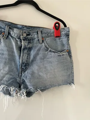 Levi's 501 Women's Cutoff Denim Shorts 32 Light Wash Distressed Raw Hem thumbnail 3