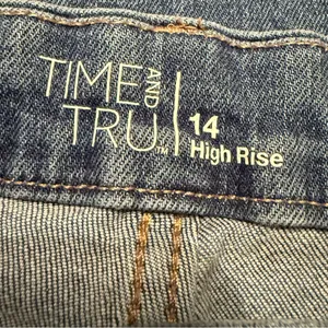 Time and Tru High Rise Blue Jeans thumbnail 3