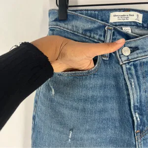 Abercrombie Curve‎ Love The 90s Straight Ultra High Rise Crisscross Waist Jean Size 2 thumbnail 4