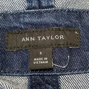 Ann Taylor Blue Long Sleeves Patch Pocket Cropped Denim Jean Coat Jacket Size S thumbnail 4
