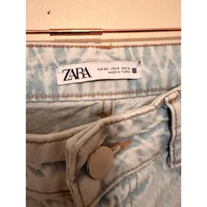 Zara Jeans Women Size 8 Light Blue High Rise Straight Leg Raw Hem Denim thumbnail 3