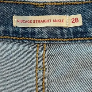 Levis Size 28 Ribcage Straight Ankle Jeans thumbnail 3