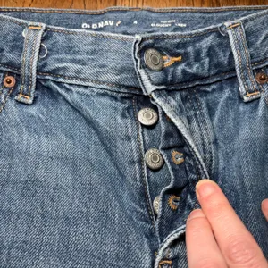 Old Navy Womens 4 Mid Rise Slouchy Denim Shorts Frayed Hem Button Fly Grunge thumbnail 3
