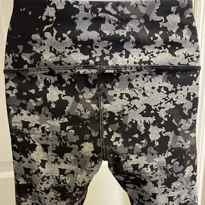 Under Armour Women’s HeatGear Ankle Cropped Camo Print Compression Leggings- M thumbnail 7