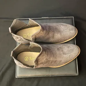 Stylish Gray Ankle Boots Size 8.5 thumbnail 3